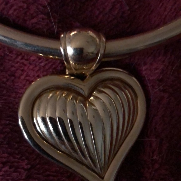 Floating puffed HEART gold tone flexible choker W/ reversible heart pendant - Picture 16 of 16